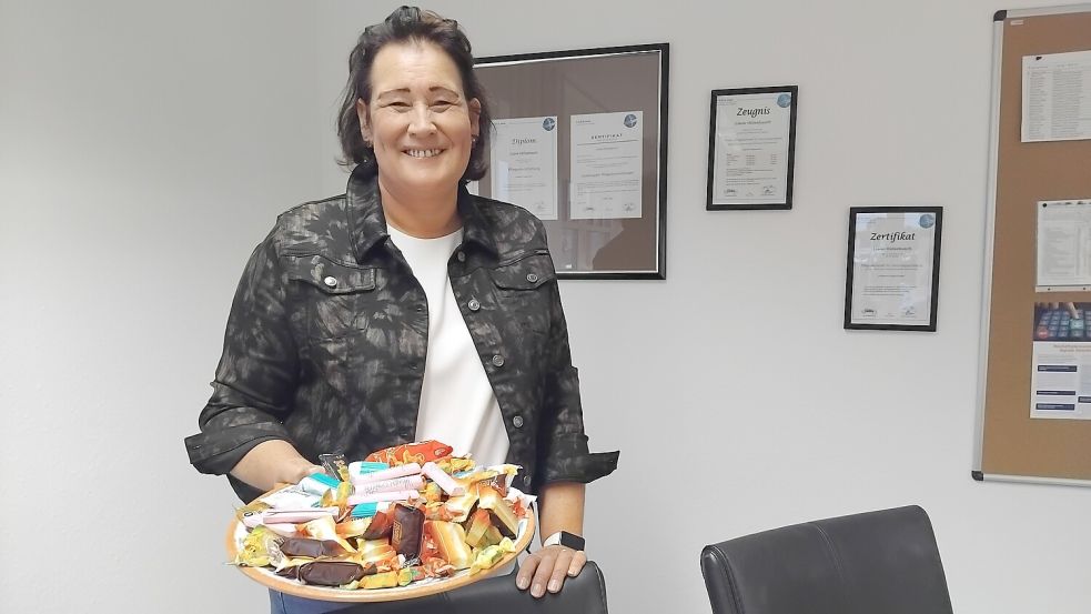 Liane Hülsebusch, Inhaberin des Fehntjer Pflegedienstes, hält Nervennahrung bereit, damit alle gut durch die angespannte Verkehrslage in Rhauderfehn kommen. Foto: Clarissa Scherzer
