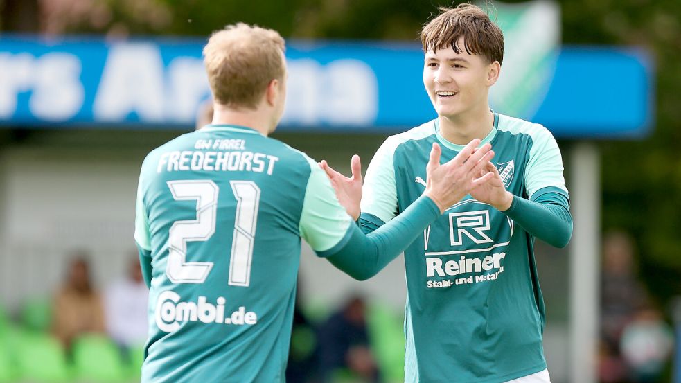 Die Firreler haben sich mit einigen Neuzugängen im Kader (links Mario Fredehorst, rechts Arian Jashari) an der Bezirksliga-Spitze abgesetzt. Fotos: Jens Doden, Emden