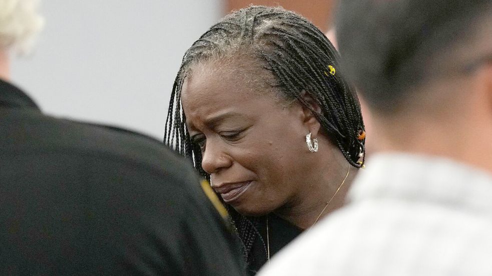 Sekyiwa Shakur spricht unter Tränen über den Verlust ihres älteren Bruders Tupac Shakur. (Foto aktuell)  Foto: John Locher/Pool AP/AP/dpa