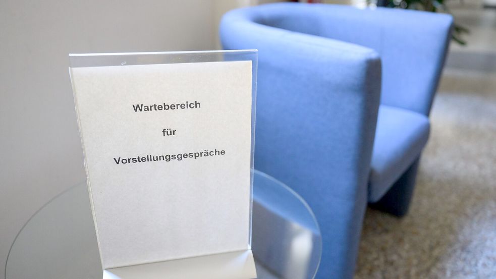 Bewerbungen werden inzwischen oft mit Hilfe von Künstlicher Intelligenz geschrieben - und teilweise sogar entschieden (Symbolbild).  Foto: Julian Stratenschulte/dpa