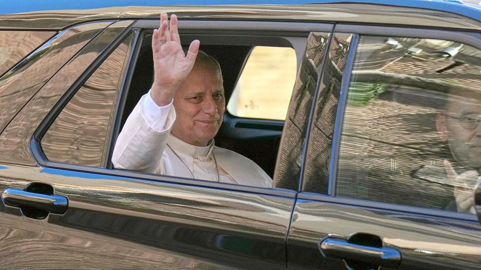 Aus seinem Auto heraus winkte Leo den Wartenden zu. (Archivbild) Foto: Andrew Medichini/AP/dpa
