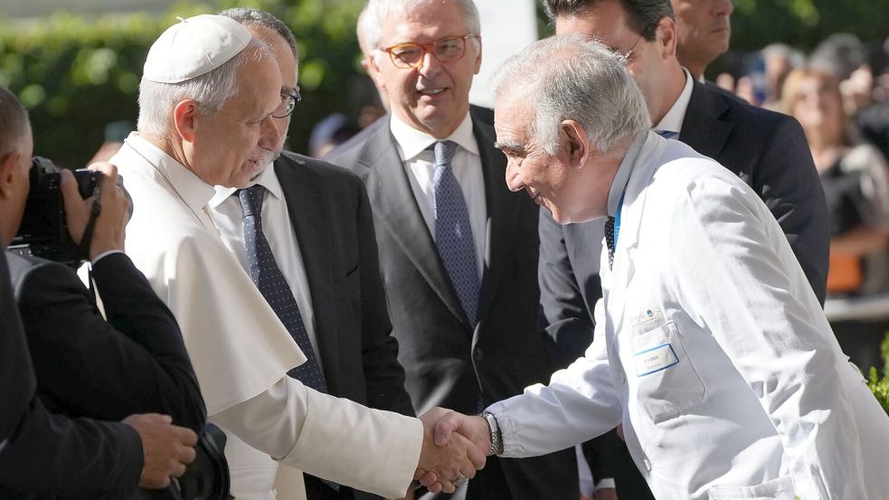Vor der Gemelli-Klinik wurde Leo vom medizinischen Direktor Andrea Cambieri (rechts) empfangen. (Archivbild) Foto: Gregorio Borgia/AP/dpa