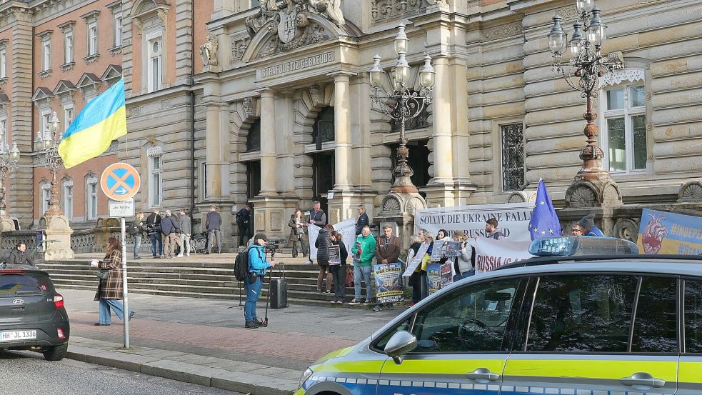 Der Angeklagte muss sich unter anderem wegen eines Kriegsverbrechens verantworten.  Foto: Markus Scholz/dpa