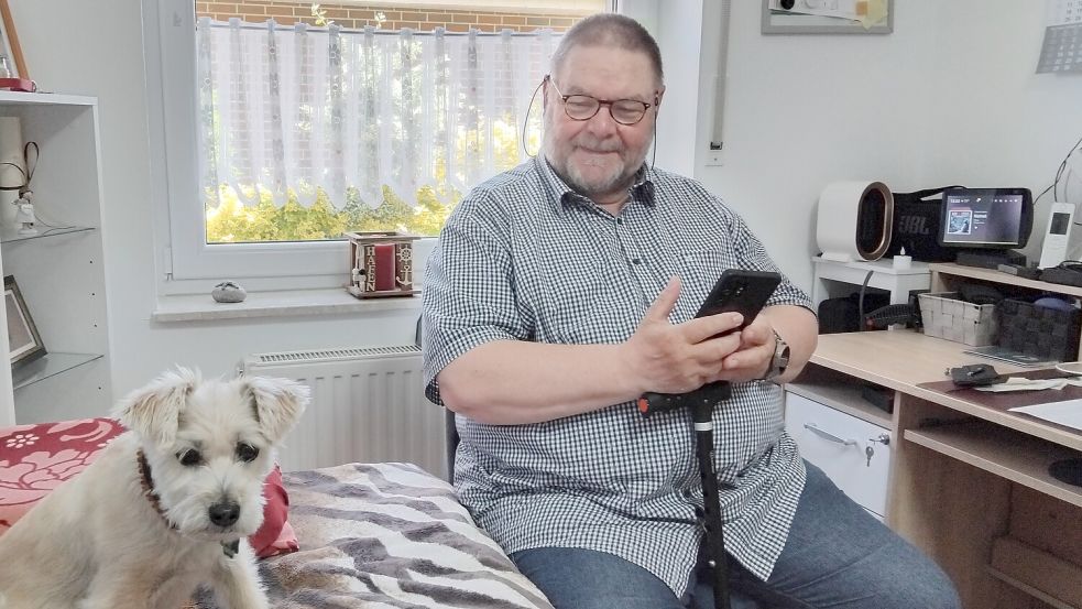 Udo Berscheid hat seinen Frust über die vielen Baustellen in Rhauderfehn in einem Lied verarbeitet. Foto: Archiv/Clarissa Scherzer