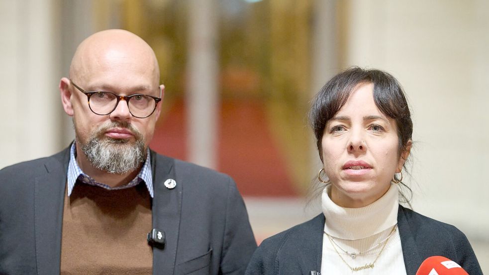 Elif Eralp (re.) und Tobias Schulze leiten die Linke-Fraktion im Berliner Abgeordnetenhaus. Foto: Soeren Stache/dpa
