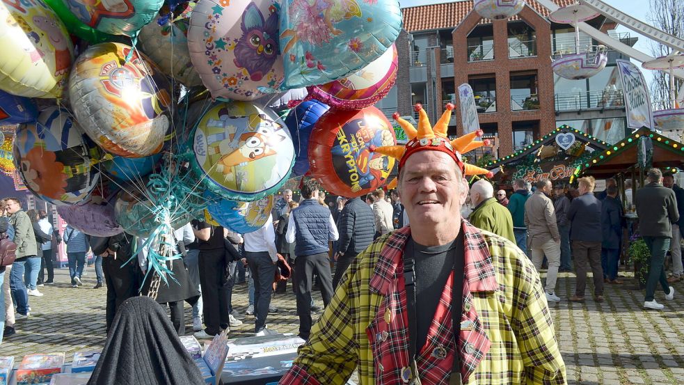 Charly aus Herford verkauft auf dem Gallimarkt bunte Luftballons. Foto: Astrid Fertig