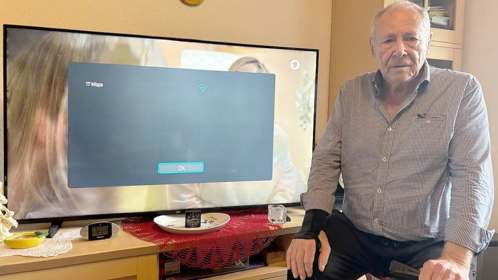 Robert Zvornik fühlt sich mit seinen Internetproblemen von der EWE allein gelassen. Nur 17 Mbit/s statt der vertraglichen Leistung von 100Mbit/s über das Glasfaserkabel. Fotos: Romy Jochens