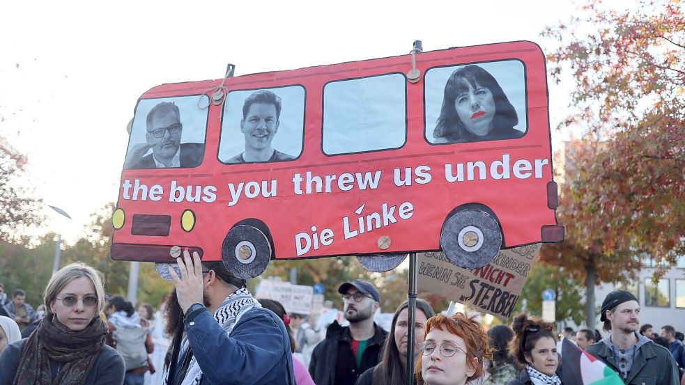 Die Vereinbarung zwischen den sondierenden Parteien stößt offenbar nicht bei allen Anhängern der Berliner Linken auf Zustimmung. Foto: Imago/Zuma Press Wire