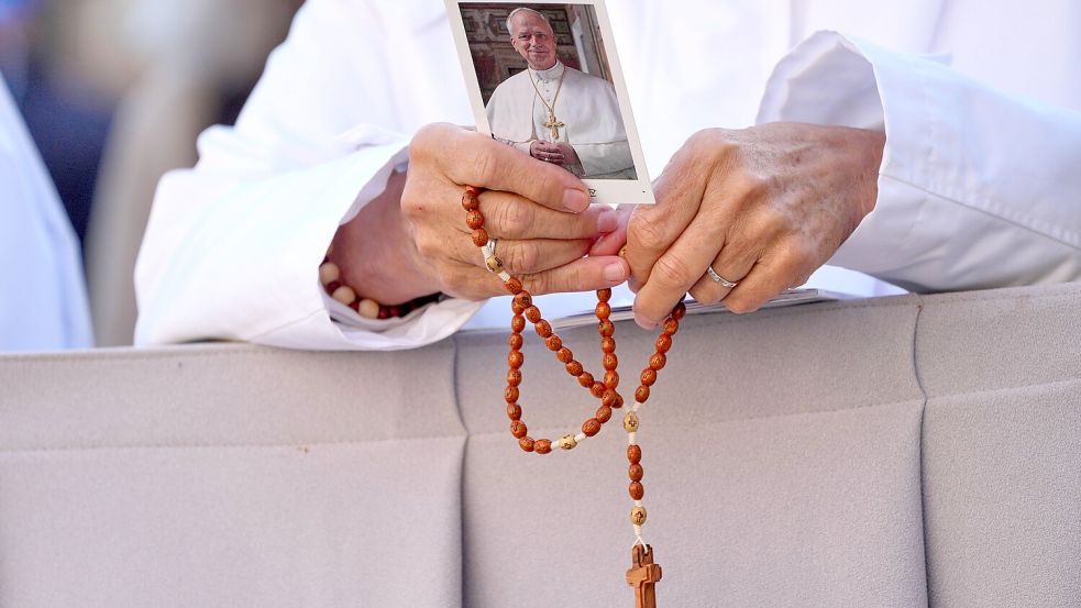 Hoffen auf Genesung: Die Nachricht von der Krebserkrankung Papst Leos XIV. gab der Messe auf dem Petersplatz eine ganz andere Richtung. Foto: dpa/Gregorio Borgia