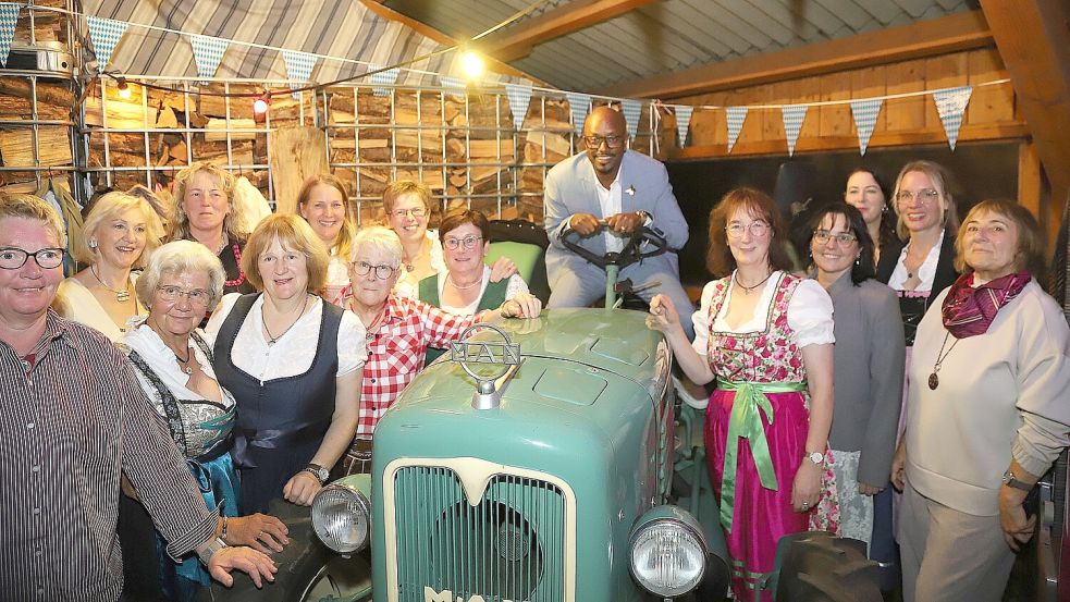 Erinnerungsfoto beim Oktoberfest in Neulohe: Die Landfrauen posieren mit Yared Dibaba, der auf einem Traktor sitzt. Foto: Hans Passmann