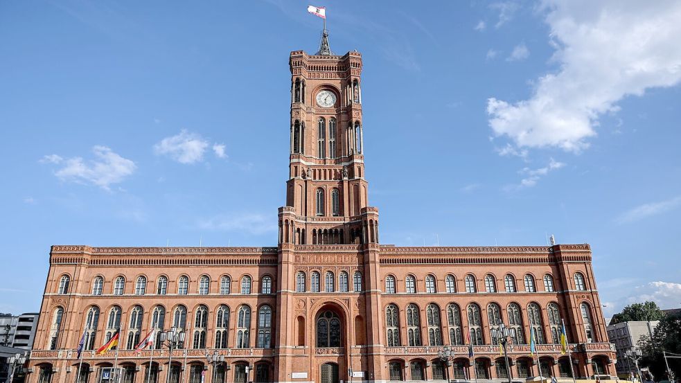 Linke, Grüne und SPD wollen in Berlin weiter darüber sondieren, ob sie eine Regierungskoalition hinbekommen - mit der Linke-Politikerin Elif Eralp als Chefin im Roten Rathaus. (Symbolbild)  Foto: Britta Pedersen/dpa