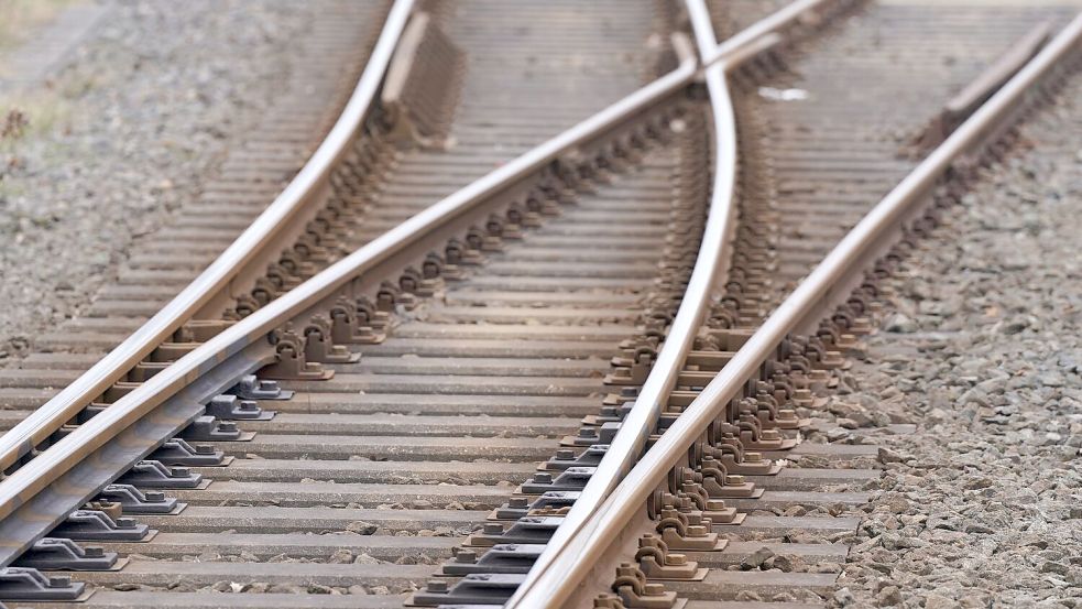 Blick auf Bahngleise. (Symbolbild) Foto: Marcus Brandt/dpa