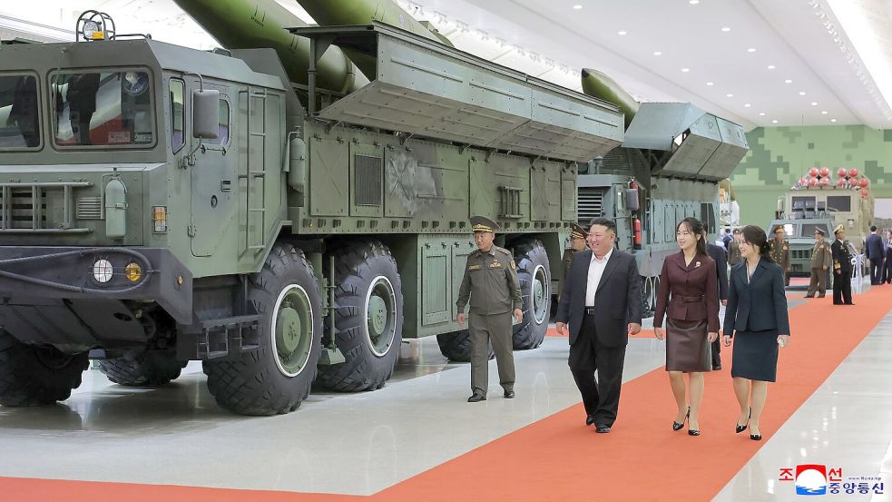 Kim Jong Un eröffnete das Museum mit seiner Frau und seiner Tochter. (Archivbild) Foto: Uncredited/KCNA via KNS via AP/dpa