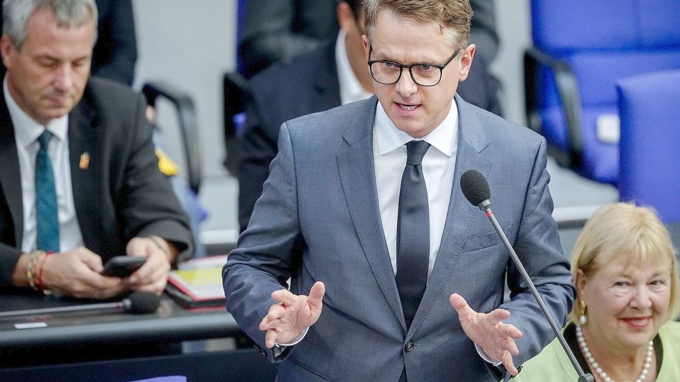 Gesundheitsminister Carsten Linnemann (CDU) sieht die Regierung beim Ziel stabiler Beiträge auf Kurs. (Archivbild) Foto: Kay Nietfeld/dpa
