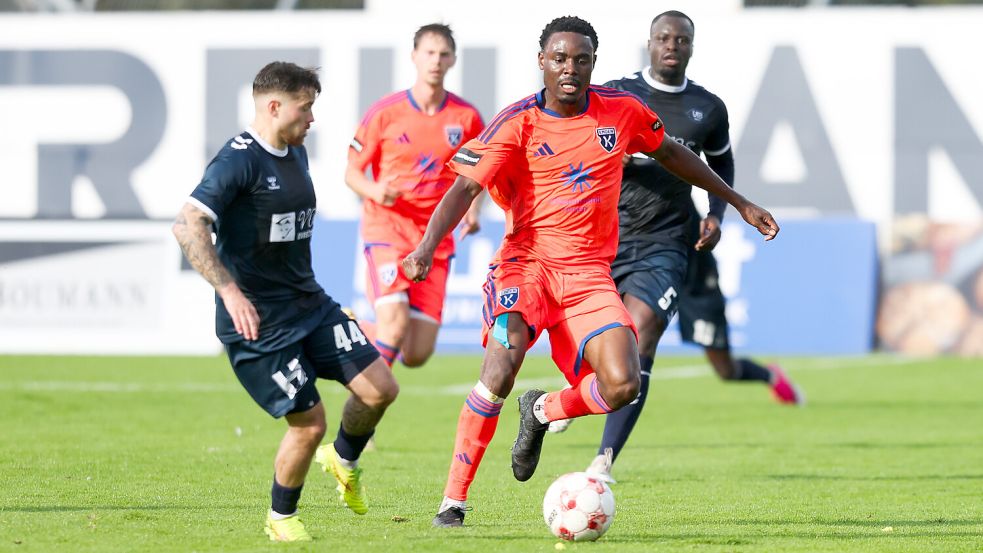 Ayukayoh Mengot (am Ball) trifft mit Kickers Emden am Samstag auf Phönix Lübeck. Foto: Jens Doden/Emden