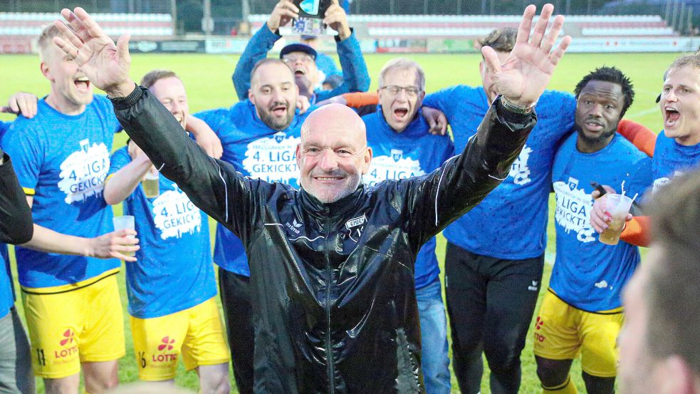 Zweimal stieg Stefan Emmerling mit Kickers Emden in die Regionalliga auf. Besonders emotional war der Aufstieg 2022 in der Aufstiegsrunde, als der Coup nach dem entscheidenden Sieg im Stadion in Oberneuland gefeiert wurde. Fotos: Jens Doden/ Emden