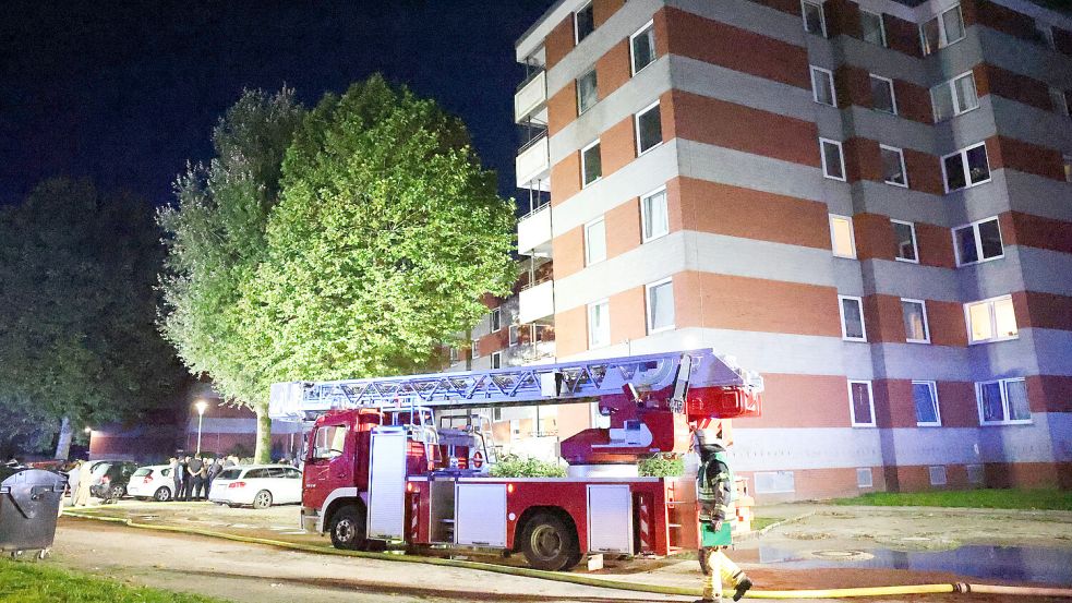 Die Feuerwehr rückte am 14. Oktober 2026 mit etwa 50 Kräften zu einem gemeldeten Brand in der Wilhelm-Leuschner-Straße aus. Foto: Jens Doden