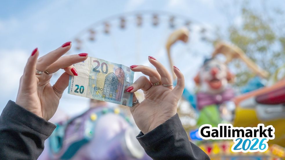 Der Preisvergleich auf dem Gallimarkt in Leer. Foto: Klaus Ortgies