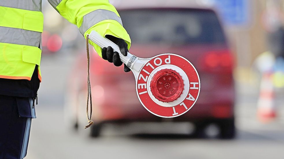 Polizei und Zoll haben in Bremen berauschte Fahrer gestoppt, 22.000 Euro beschlagnahmt und einen Fluchtversuch vereitelt. Foto: IMAGO / Sven Simon