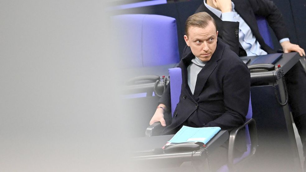 Gegen den 33-jährigen Ahmetovic werde wegen des Tatvorwurfs der Beihilfe zu wettbewerbsbeschränkenden Absprachen bei Ausschreibungen in Tateinheit mit Verletzung von Geschäftsgeheimnissen ermittelt, sagte ein Sprecher der Staatsanwaltschaft Hannover der Deutschen Presse-Agentur. (Archivbild) Foto: Michael Brandt/dpa