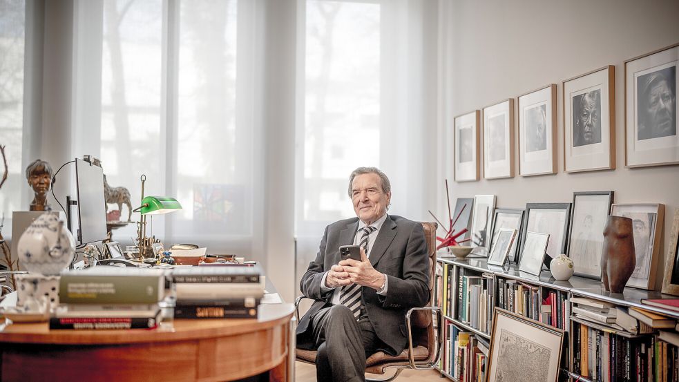 Der ehemalige ex-Bundeskanzler und niedersächsische ministerpräsident Gerhard Schröder, hier in seiner Kanzlei, ist Träger zweier niedersächsischer Landesorden. Foto: dpa/ Michael Kappeler