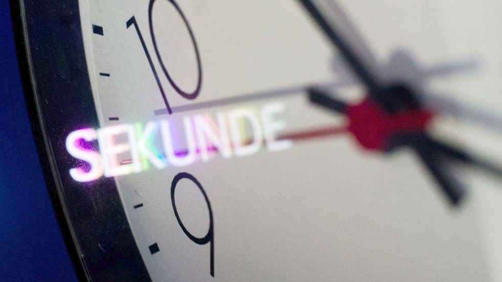 Künftig sollen Abweichungen zwischen unseren Uhren und der Erdrotation nicht mehr durch Schaltsekunden ausgeglichen werden. (Archivbild) Foto: Julian Stratenschulte/dpa