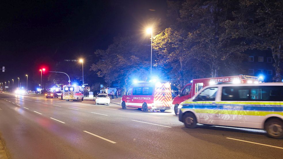 Viele Einsatzfahrzeuge standen Mittwochabend an der Petkumer Straße in Borssum. Foto: Jens Doden