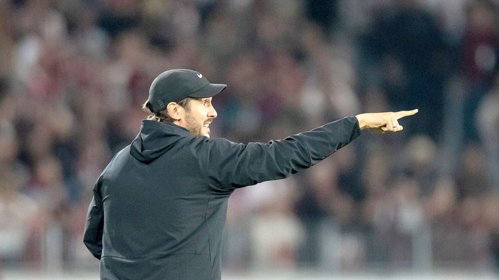 Der Jubilar: Julian Schuster wies den SC Freiburg zum 100. Mal in einem Pflichtspiel als Trainer an. Foto: Silas Stein/dpa