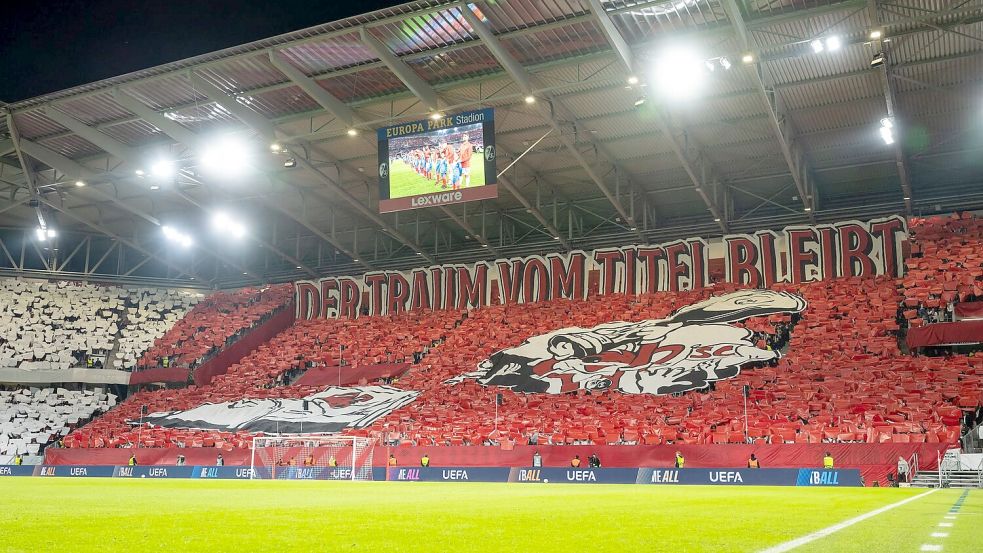 Die SC-Fans träumen vom Titel - und dokumentierten dies mit einer Choreo. Foto: Silas Stein/dpa