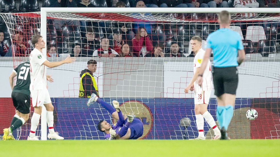 Beim 1:1 machtlos: SC-Torwart Mio Backhaus. Foto: Silas Stein/dpa