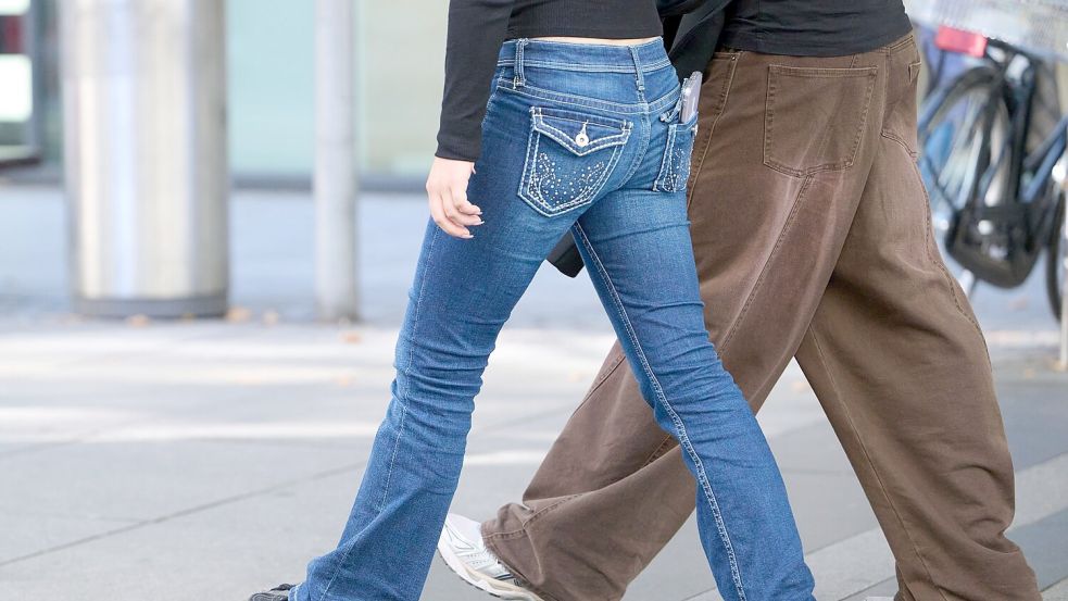 Britney Spears, Paris Hilton oder Kate Moss machten die Hüfthosen in den 2000er Jahren populär. Foto: Katharina Kausche/dpa
