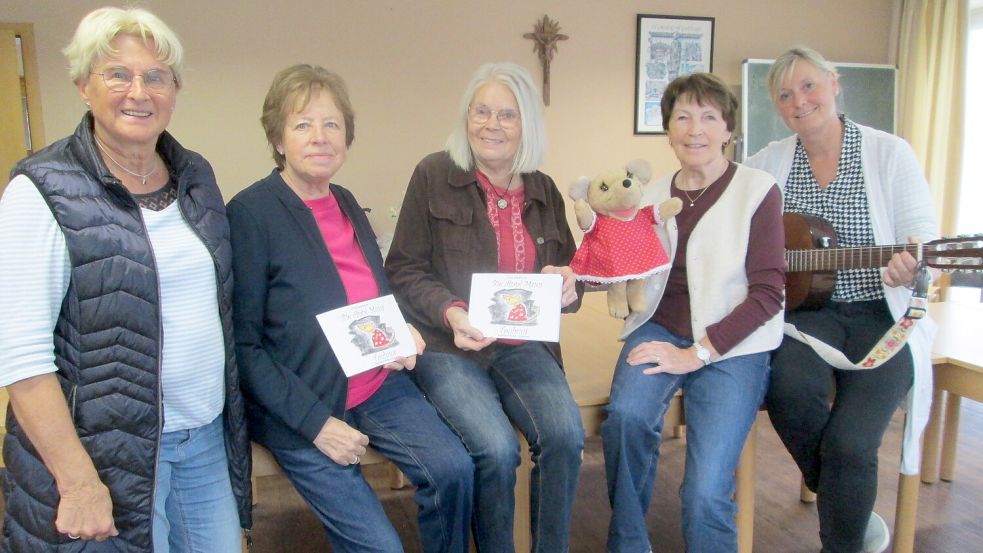 Das Saterfriesisch-Team des Kindergartens St. Jakobus in Ramsloh zeigt die neuen Materialien, die der Kindergarten vom Seeltersk-Kontoor geschenkt bekommen hat. Von links: Elisabeth Sibum (Seelter Buund), Elisabeth Immer, Renate Brinkmann, Maria Hüntling und Heidi Albers. Foto: Seeltersk-Kontoor