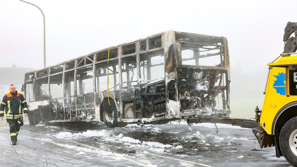 Der Bus brannte komplett aus.  Foto: Daniel Löb/dpa