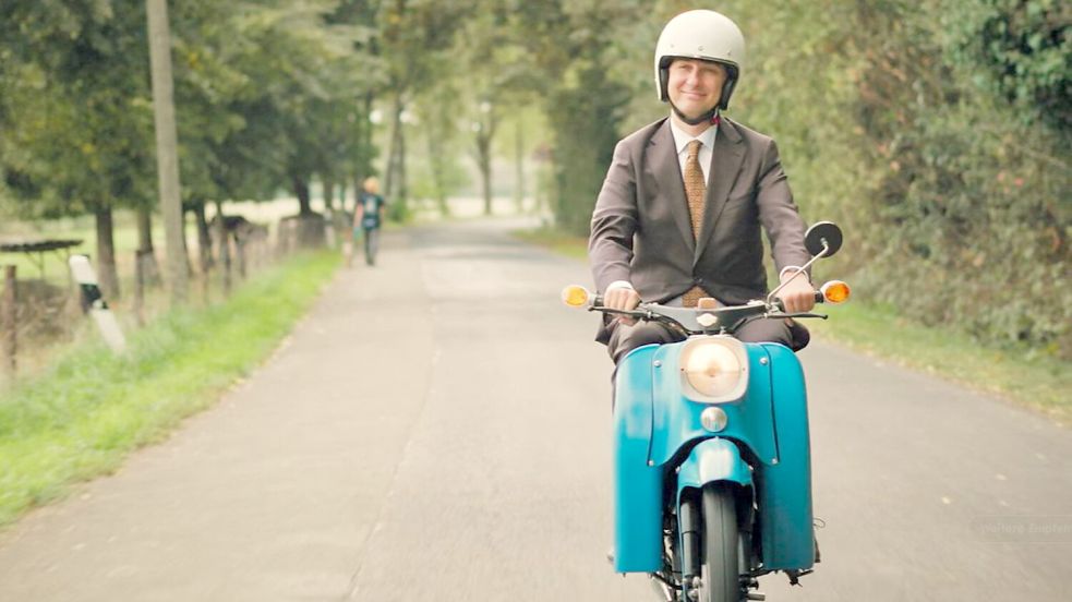 Jan Böhmermann auf einem blauen Moped in der umstrittenen Eingangsszene des „ZDF Magazin Royale“ vom 2. Oktober 2026. Screenshot: Henrik Zein