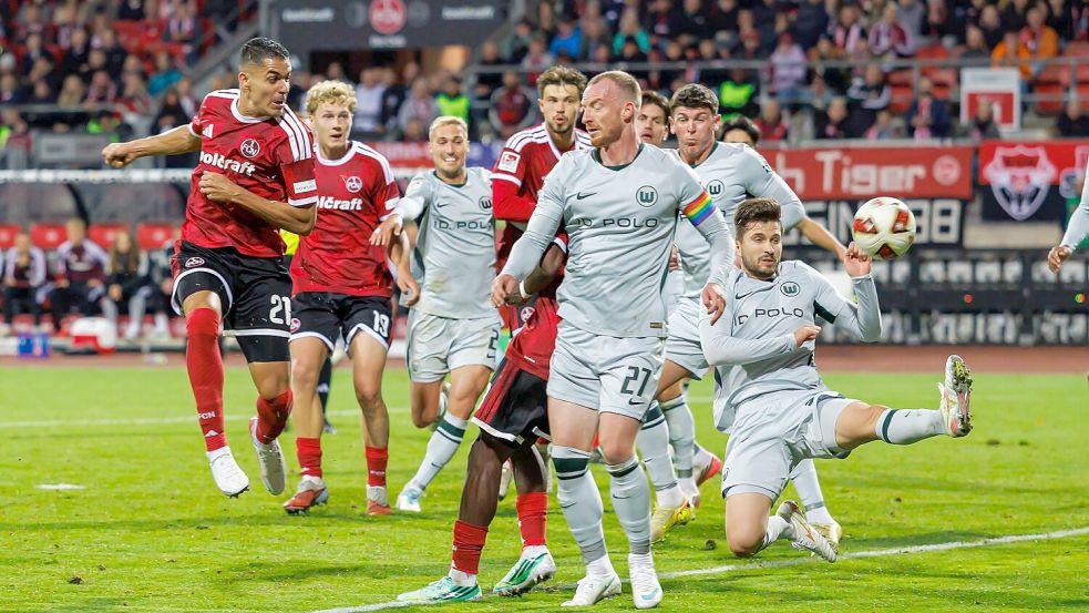 Ein Spiel mit Offensivpower, Angriffslust und ganz viel Furore: Der 1. FC Nürnberg und der VfL Wolfsburg lieferten sich in der 2. Bundesliga kürzlich ein echtes Spektakel. Das Spiel endete 4:4. Foto: IMAGO/Zink