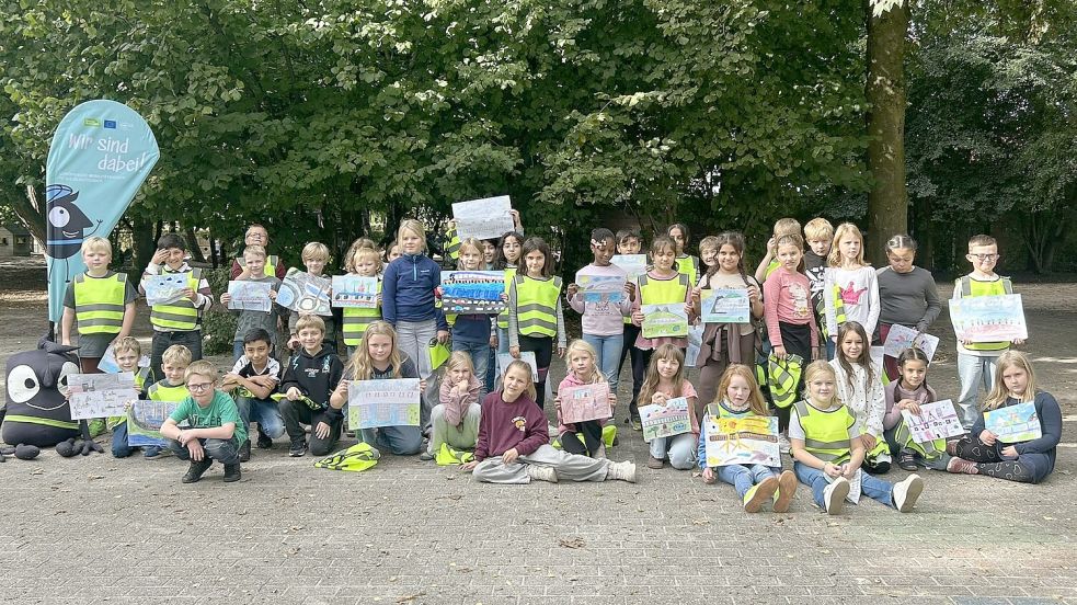 Mit viel Fantasie haben die Drittklässler aus Ihrhove ihre Ideen zum Thema Zugfahren zu Papier gebracht. Fotos: Gemeinde Westoverledingen