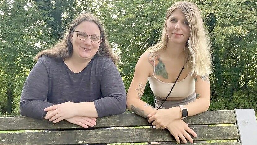 Tina Aelter (links) und Natalie Feldmann aus Rhede haben in Papenburg eine Selbsthilfegruppe gegründet. Foto: Michael Kierstein