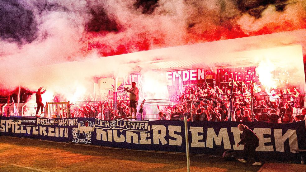 Die Vorzeichen für ein Emder Feuerwerk auf dem Spielfeld gegen Phönix Lübeck stehen nicht allzu günstig. Aber der BSV Kickers ist immer für eine Überraschung gut. Fotos: Jens Doden