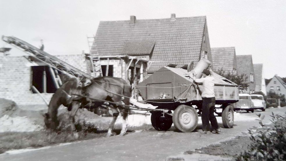 Die Müllabfuhr noch vom Pferd gezogen, wahrscheinlich in der Friesoyther Rosenstraße. Fotos: Archiv/Martin Pille