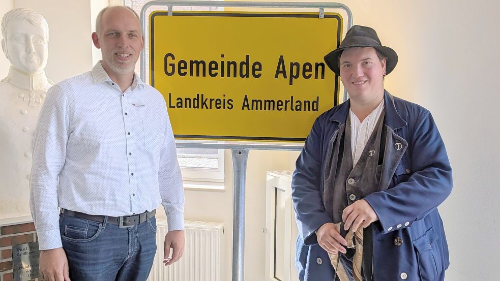 Erster Gemeinderat Henning Jürgens begrüßte den Wandergesellen Matej im Aper Rathaus und überreichte ihm einen kleinen Reiseobolus. Auch das Siegel der Gemeinde Apen durfte im Wandergesellen-Buch nicht fehlen. Foto: Gemeinde Apen