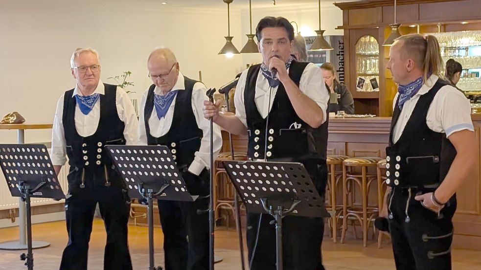 Auch ein Auftritt der Gruppe de Timmerlü gehörte zur 40-Jahr-Feier des DRK-Ortsvereins Flachsmeer. Fotos: DRK-Ortsverein Flachsmeer