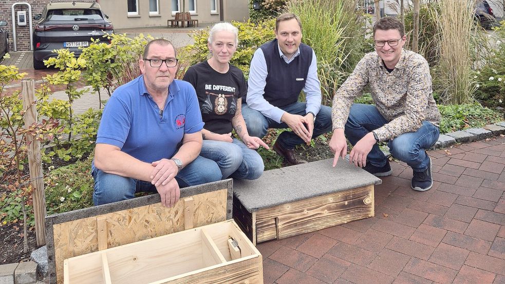 Engagieren sich für mehr Hilfe im Garten: Rainer Stickfort (von links), Jacqueline Rochna, Matthias Huber und Peter Rosendahl mit den Igelfutterhäusern des Vereins Ostfriesen Igel. Foto: Gemeinde Apen