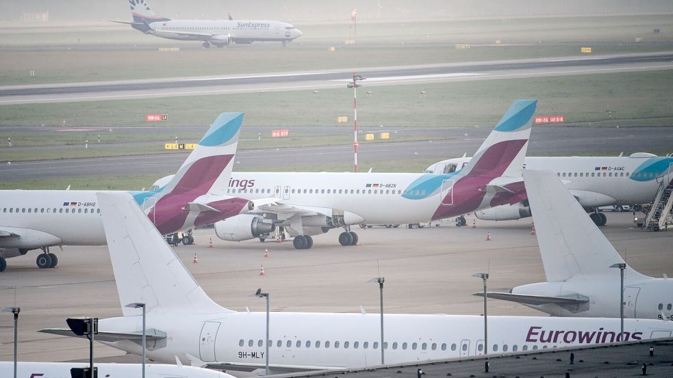 Heben im Winter wahrscheinlich seltener ab: Flugzeuge der Gesellschaft Eurowings. (Archivbild)  Foto: Henning Kaiser/dpa