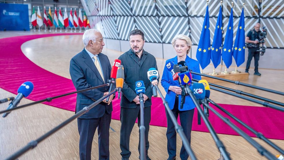 Selenskyj wurde beim Gipfel von EU-Ratspräsident António Costa und Kommissionspräsidentin Ursula von der Leyen begrüßt.  Foto: Michael Kappeler/dpa