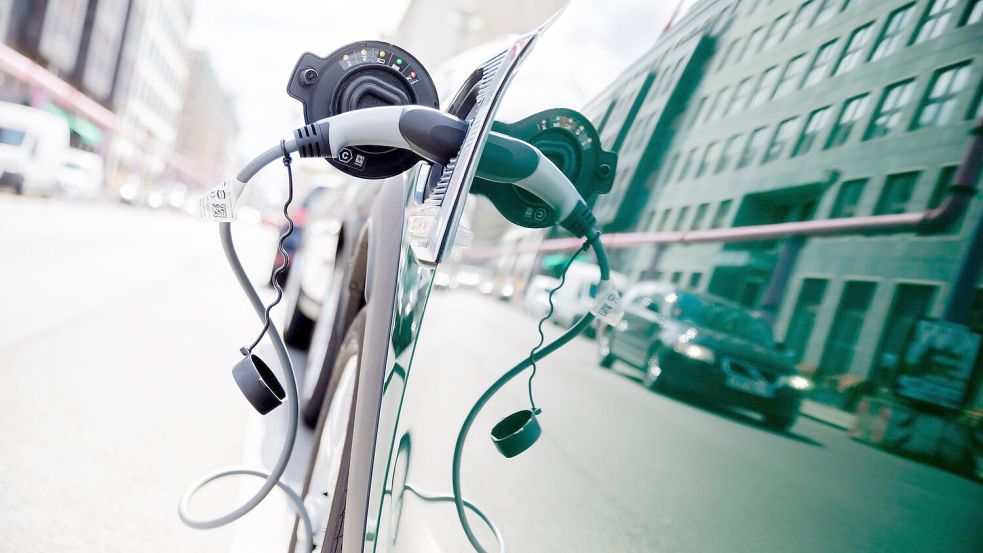 „Ladeangst“ treibt viele Menschen um, wenn sie über den Umstieg vom Verbrenner auf das E-Auto nachdenken. Dabei ist man als E-Auto-Fahrer deutlich flexibler, findet unser Autor. DPA-Symbolfoto: Christoph Soeder