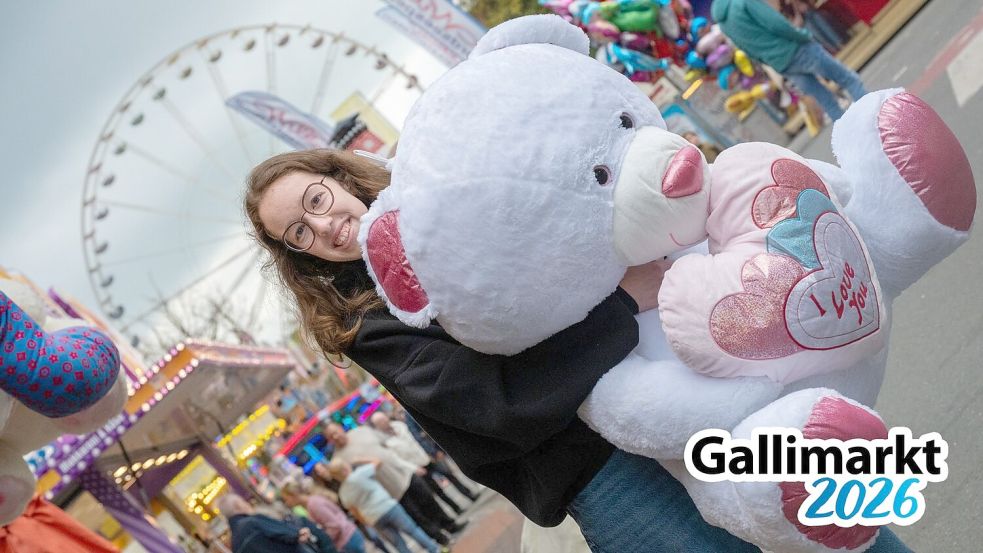 Neben vielen neuen Gewinnen gibt es auf dem Gallimarkt auch immer noch klassische, riesige Teddybären zu gewinnen. Foto: Klaus Ortgies