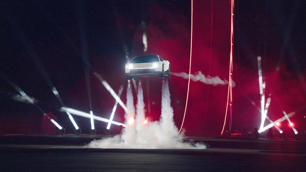 Tesla-Chef Elon Musk hatte den neuen Roadster, der in der „Rocket“-Version kurze Strecken in der Luft zurücklegen kann, am Donnerstag auf einem Testgelände seines Raumfahrtunternehmen SpaceX nahe Waco im US-Bundesstaat Texas präsentiert. Foto: dpa/Tesla