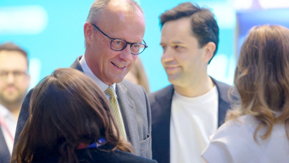 Den Delegierten der Jungen Union versprach Kanzler Merz eine vollständige Umsetzung des Rentenkompromisses mit der SPD vom Juli.  Foto: Henning Kaiser/dpa