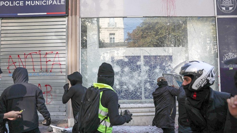 In Marseille griffen Demonstranten eine Polizeiwache an. Foto: Thibaud Moritz/AFP/dpa