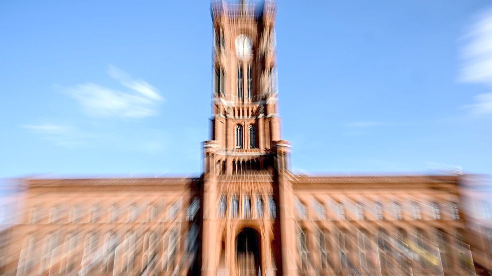 In das Rote Rathaus in Berlin könnte nach erfolgreichen Koalitionsverhandlungen erstmals die Linke mit ihrer Spitzenkandidatin Elif Eralp einziehen. (Symbolbild) Foto: Britta Pedersen/dpa